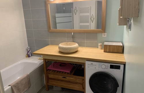 Saint-Cyr-sur-Mer Apartment | Air-conditioned ground-floor apartment with garden