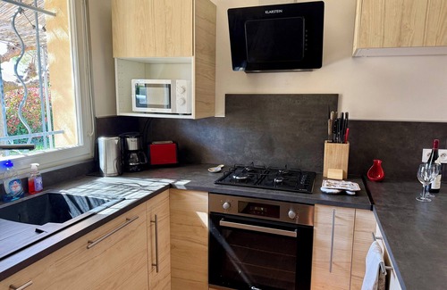Le Thor House | Air-Conditioned House with Private Garden in Le Thor, pets are welcome.