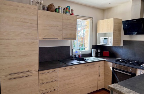 Le Thor House | Air-Conditioned House with Private Garden in Le Thor, pets are welcome.