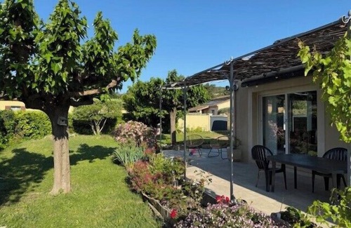 Le Thor House | Air-Conditioned House with Private Garden in Le Thor, pets are welcome.