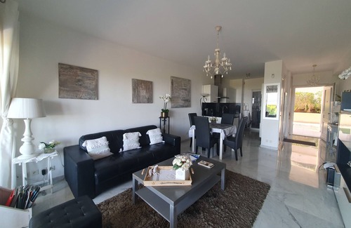 Sainte-Maxime Apartment | Air-conditioned luxury residence with swimming pool direct access to the sea