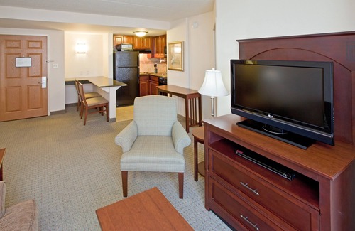 Downtown Indianapolis Condo | Air-Conditioned Suite | 15 mins from Indianapolis International Airport | Pool + 24h Gym