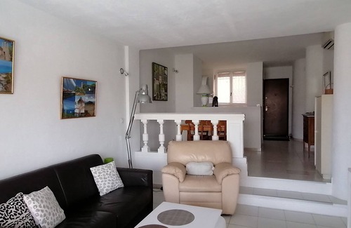 Sainte-Maxime City Centre Apartment | Air-conditioned T2 apartment with garage and sea view near town center