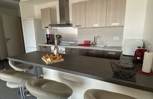 Propriano Apartment | AIR-CONDITIONED T2 WITH SEA VIEW IN THE HEART OF PRORPRIANO, ON THE BEACH, 5 M FROM SHOPS
