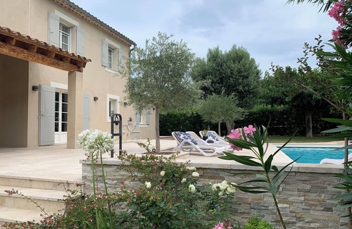 Eyragues Villa | Air-conditioned villa , heated pool for 10 people, close from St Rémy de Pvce