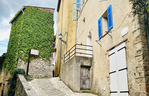 Seillans Apartment | Air-conditioned village house with video projector in the heart of Seillans