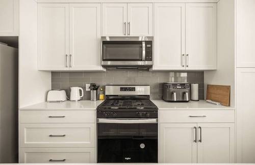Calgary House | Air Conditioned » Water View » Garage » Sleeps 7