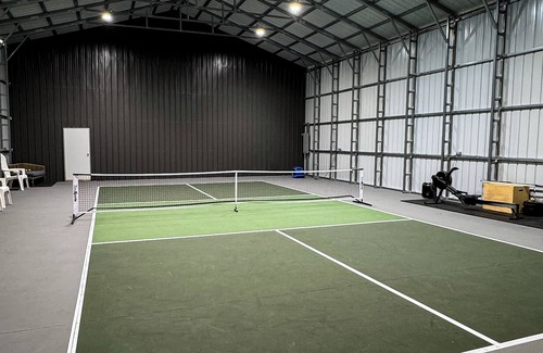 Durant House | AirbnP: Luxury Pickleball Barndo, 5 mins to Choctaw, 15 mins to Lake Texoma
