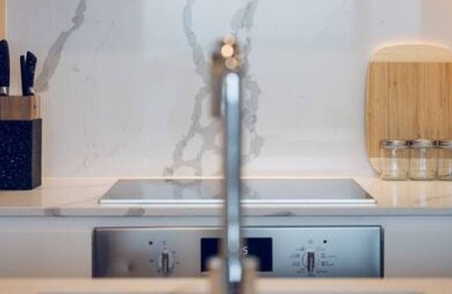 Carnegie Apartment | Aircabin | Carnegie | Modern | 2 Beds Apt Parking