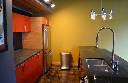 Rosewood House | Airplane Hangar Turned Lofts! Featured twice on HGTV! Walk to USC Stadium