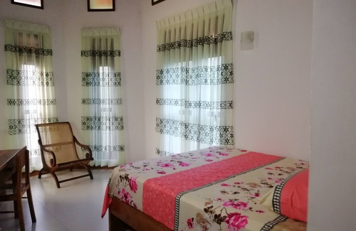 Negombo Bed & Breakfast | Airport 10 minutes drive and clean room.