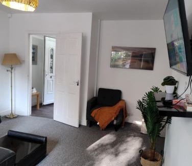 Manchester House | Airport and City Access Stylish 3BR with Garden Plus Parking