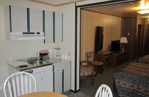 Whitehorse Hotel | Airport Chalet