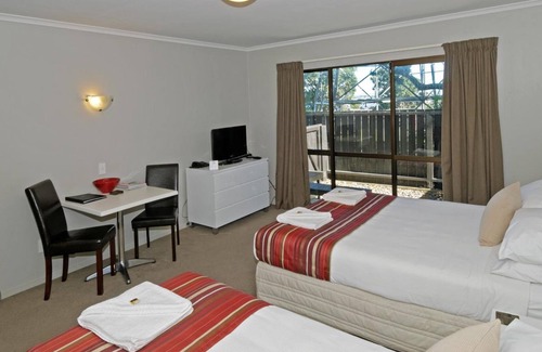 Onehunga Hotel | Airport Harbour View Motel