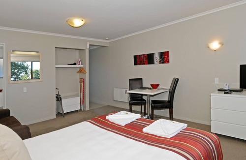 Onehunga Hotel | Airport Harbour View Motel