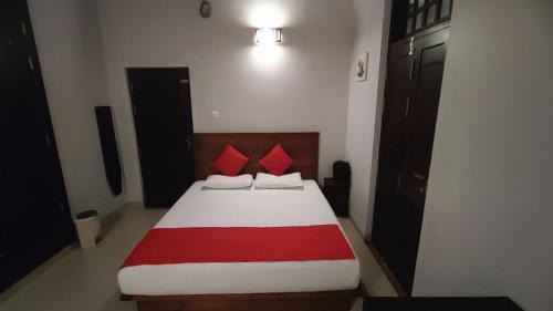Kimbulapitiya House | Airport in 10 Min - Cozy Upstairs for Two with Garden Air-conditioning and Balcony