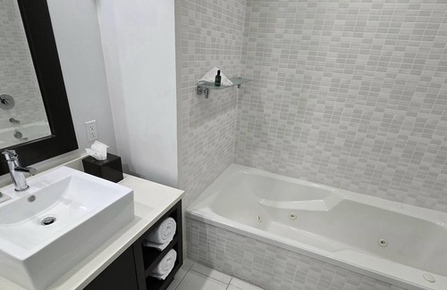 Doral Condo | Airport MIA, Convenient XL King Studio w Kitchen