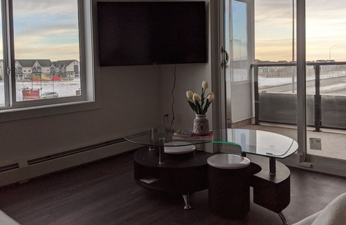 Calgary Apartment | Airport Retreat YYC✈️ 2BR+2Bath+Heated Parking+AC ❤️ Cleaned with disinfectant