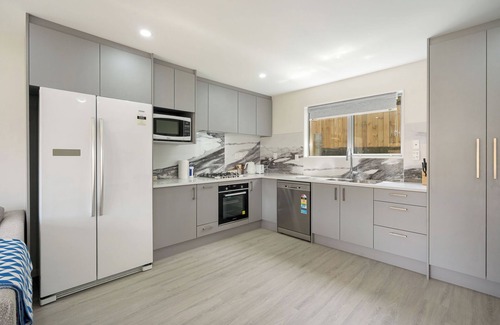 Onehunga House | AIRPORT, SEAVIEWS, CENTRALLY LOCATED