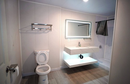 Ontario Hotel | Airport Stay Motel