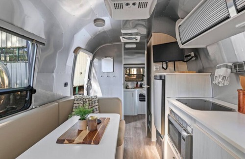 Dunsmuir Apartment | Airstream - (Juniper)