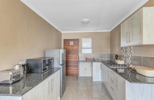 Greater Johannesburg Metropolitan Area Apartment | Airville Luxury Apartments, 7min Drive to Cresta Mall