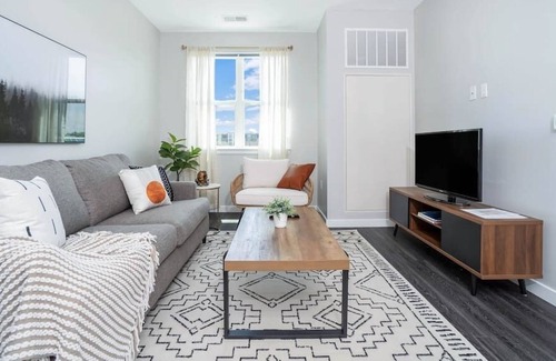 Stamford Apartment | Airy 1bd/1ba + Pool - Near Stamford Harbor
