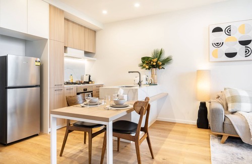 Heidelberg Heights Apartment | Airy 1BR Ivanhoe apt with Balcony & FREE parking