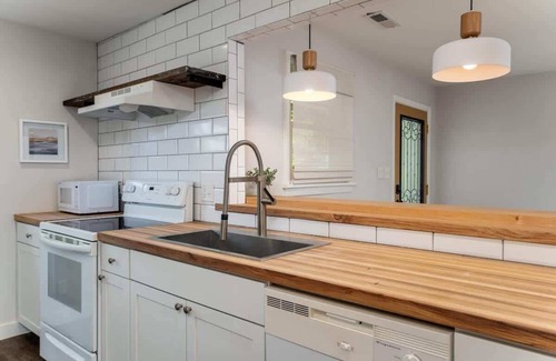 Folly Beach Cottage | Airy 3-Bed Cottage w/Grill, Steps to the Beach!