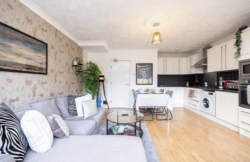 Hoxton Apartment | Airy 4BR Home | Walk to Old St & Shoreditch | 2-Storey Retreat