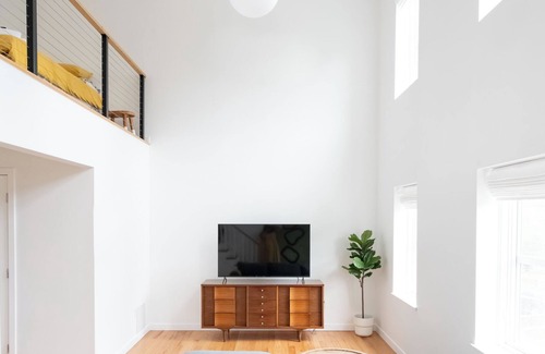 Newburgh Apartment | Airy artsy 2-bedroom loft in Newburgh