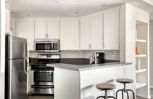 Beverly Grove Apartment | Airy Beverly Hills 2BR near the Grove & Rodeo Drive, by Blueground