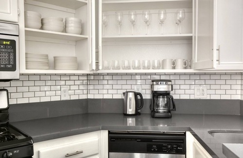 Beverly Grove Apartment | Airy Beverly Hills 2BR near the Grove & Rodeo Drive, by Blueground