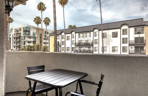 Beverly Grove Apartment | Airy Beverly Hills 2BR near the Grove & Rodeo Drive, by Blueground