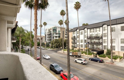 Beverly Grove Apartment | Airy Beverly Hills 2BR near the Grove & Rodeo Drive, by Blueground