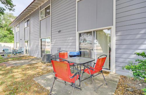 Biloxi Apartment | Airy Biloxi Condo with Patio Walk to Beach!