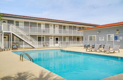 Biloxi Apartment | Airy Biloxi Condo with Patio Walk to Beach!