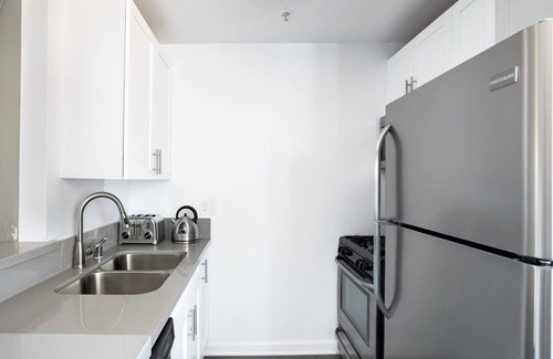 Sawtelle Apartment | Airy Brentwood Studio w/Pool, near UCLA & Whole Foods, by Blueground