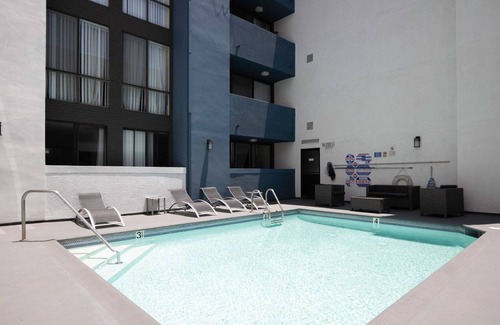 Sawtelle Apartment | Airy Brentwood Studio w/Pool, near UCLA & Whole Foods, by Blueground
