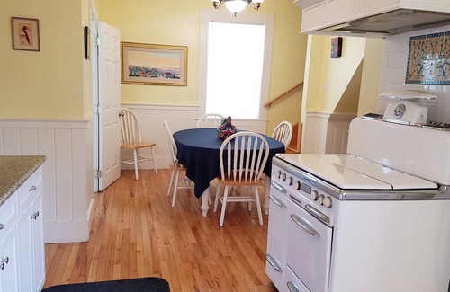 Eureka Cottage | Airy & Bright 2 Story, 3 Bdrm Cottage Short Walk to Old Town.