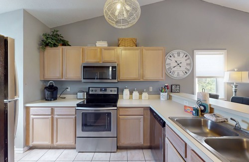 Surfside Beach Condo | Airy condo in a great location with balcony, W/D, and pool access - dog-friendly
