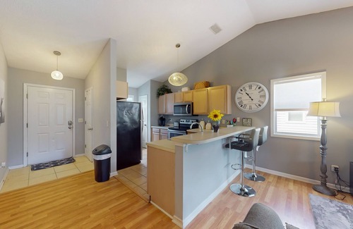 Surfside Beach Condo | Airy condo in a great location with balcony, W/D, and pool access - dog-friendly
