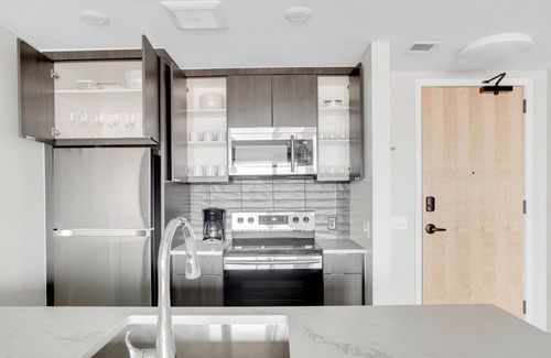 Congress Park Apartment | Airy Congress Park 2BR w/ Gym & Pool, near shops & dining, by Blueground