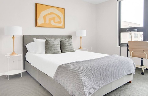 Congress Park Apartment | Airy Congress Park 2BR w/ Gym & Pool, near shops & dining, by Blueground