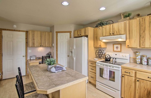 Emigrant House | Airy Emigrant Townhome w/Sweeping Mtn Views!