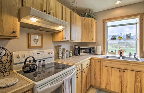 Emigrant House | Airy Emigrant Townhome w/Sweeping Mtn Views!