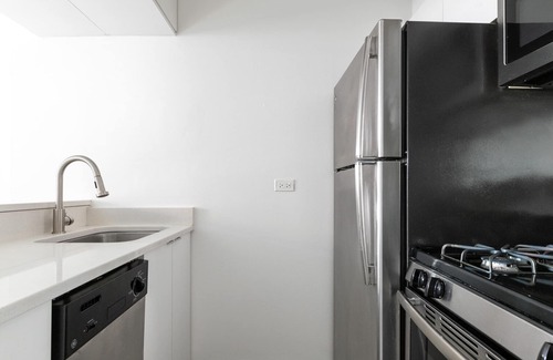 Gold Coast Apartment | Airy Gold Coast Studio close to L, walk to Mariano Park, by Blueground