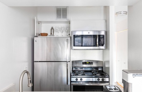 Gold Coast Apartment | Airy Gold Coast Studio close to L, walk to Mariano Park, by Blueground