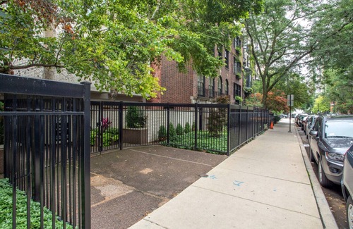 Gold Coast Apartment | Airy Gold Coast Studio close to L, walk to Mariano Park, by Blueground