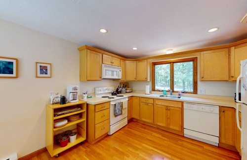 Eastham House | Airy home with AC, W/D, deck, & bikes- close to Nauset Light Beach & trails